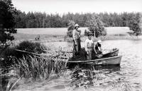  Połów ryb na jeziorze Żejmiana. Kresy. Ok. 1930 rok,  A fishing on the Zejmiana lake. Borderland. Circa 1930.