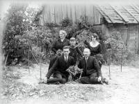 <p>Rodzina Piotrowskich w Dąbrowie Wielkiej. Ok. 1932 rok,</p>

<p>The Piotrowski family in Dabrowa Wielka. Circa 1932.</p>
